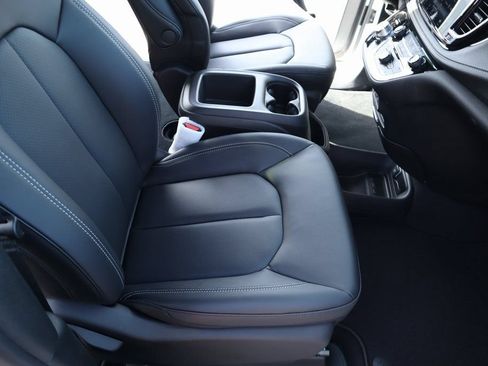 New 2026 Chrysler Pacifica Select FWD image 13