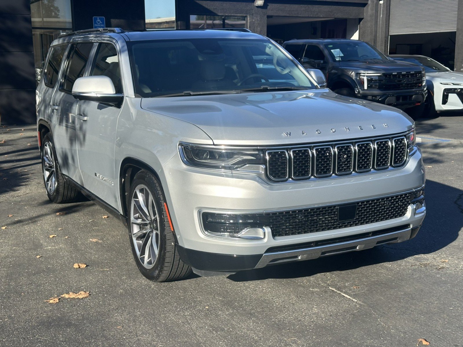 Used 2022 Jeep Wagoneer Series III w/ Premium Group I AWD/4WD image 6