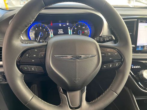 Used 2025 Chrysler Pacifica Limited image 31