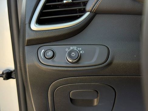 Used 2022 Chevrolet Trax LT w/ LT Convenience Package image 31