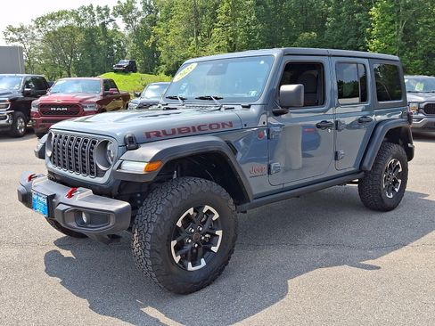 Used 2025 Jeep Wrangler Unlimited Rubicon w/ Convenience Group AWD/4WD image 3