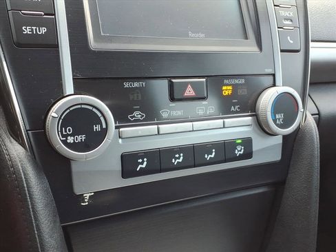 Used 2014 Toyota Camry L image 18