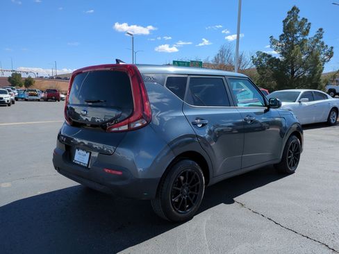 Used 2021 Kia Soul LX image 3