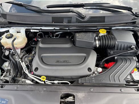 Used 2025 Chrysler Pacifica Select image 35