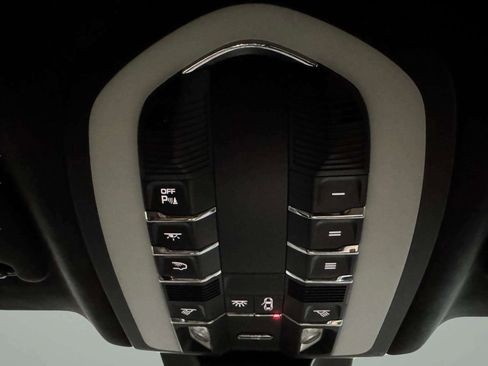 Used 2020 Porsche Macan Turbo image 14