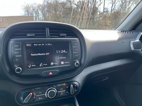 Used 2025 Kia Soul LX w/ LX Technology Package image 17