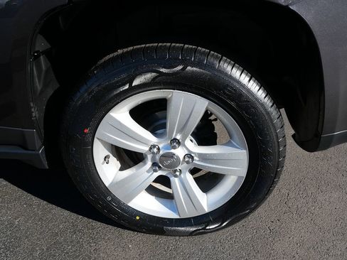 Used 2017 Jeep Compass Latitude image 35