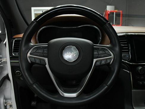 Used 2021 Jeep Grand Cherokee Overland AWD/4WD image 19