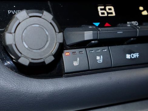 Used 2024 Toyota Tundra Platinum AWD/4WD image 4