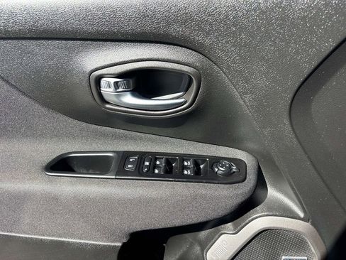 Used 2021 Jeep Renegade Latitude w/ Sun & Sound Group image 17