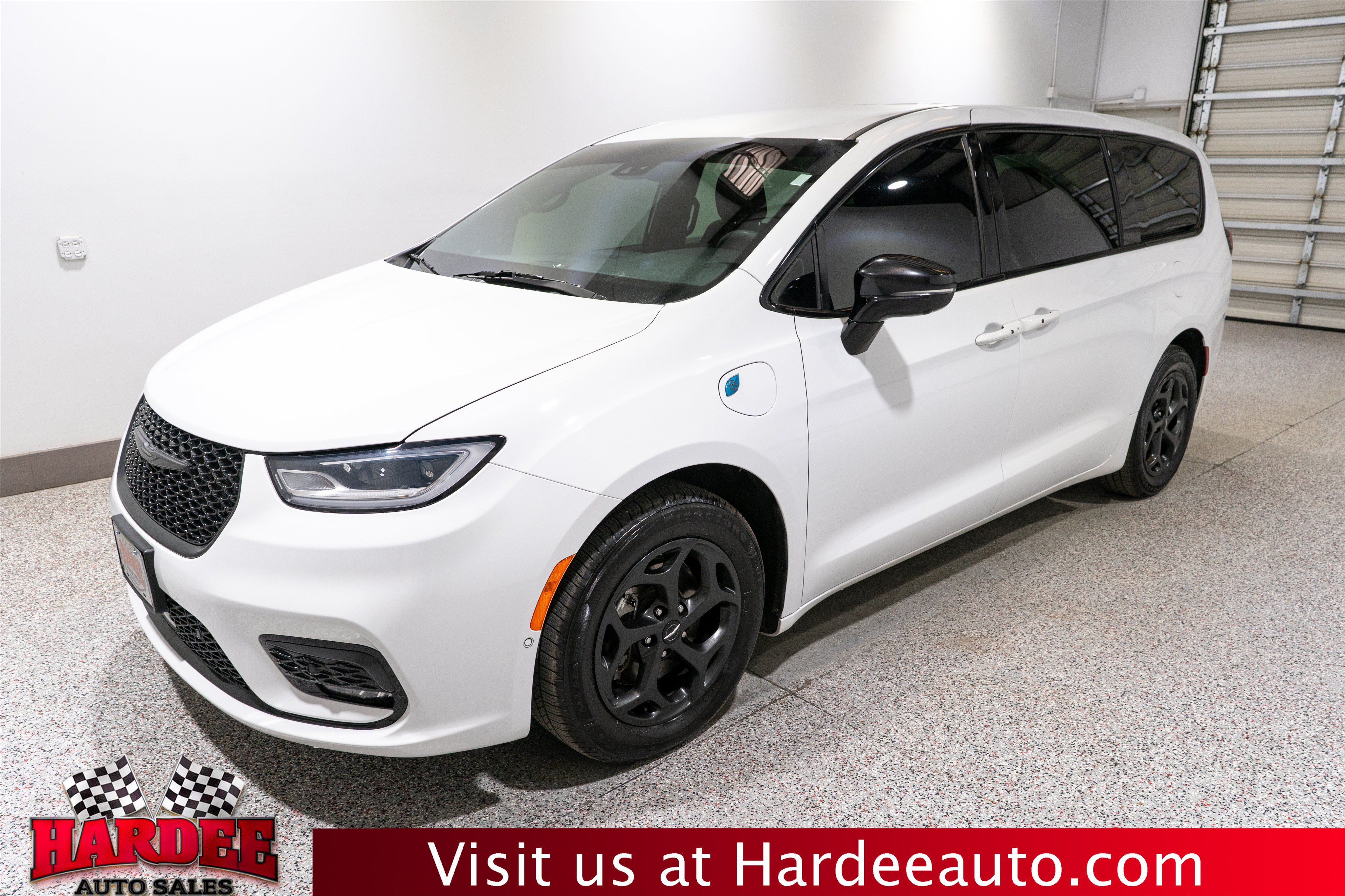 Used 2024 Chrysler Pacifica Limited FWD image 2