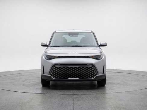 Used 2025 Kia Soul LX w/ LX Technology Package FWD image 2
