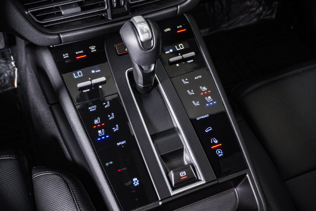 Certified 2026 Porsche Macan AWD/4WD image 24