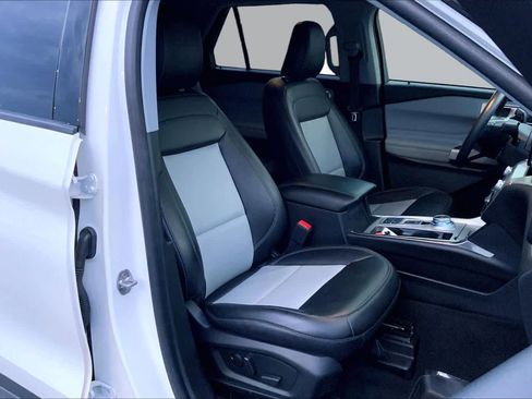 Used 2022 Ford Explorer XLT w/ Equipment Group 202A RWD image 9