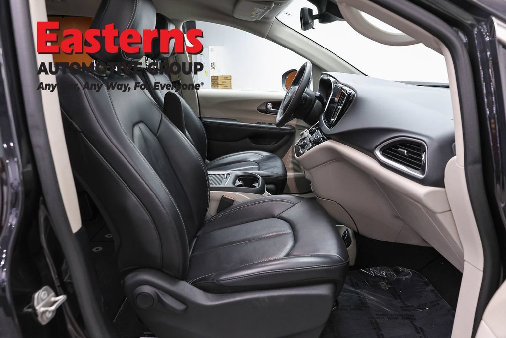 Used 2023 Chrysler Pacifica Touring-L FWD image 25