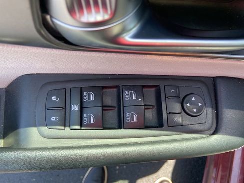 Used 2022 Chrysler Pacifica Touring-L w/ Uconnect Theater Family Group FWD image 16