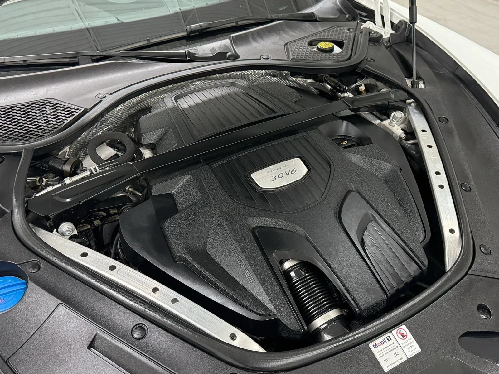 Used 2018 Porsche Panamera RWD image 52