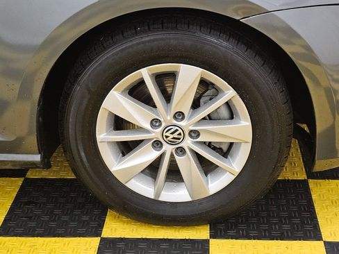 Used 2015 Volkswagen Golf SE image 9