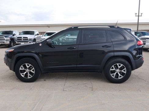 Used 2017 Jeep Cherokee Trailhawk w/ Comfort & Convenience Group AWD/4WD image 3