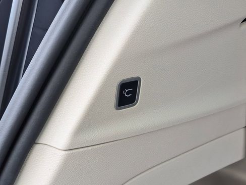 Used 2023 Chrysler Pacifica Touring-L FWD image 11