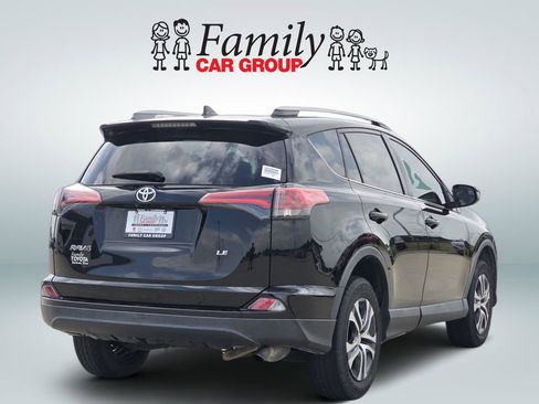 Used 2018 Toyota RAV4 LE FWD image 4