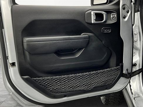 Used 2022 Jeep Gladiator Willys image 24