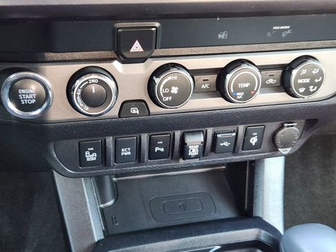 Used 2020 Toyota Tacoma TRD Off-Road w/ Technology Package image 25