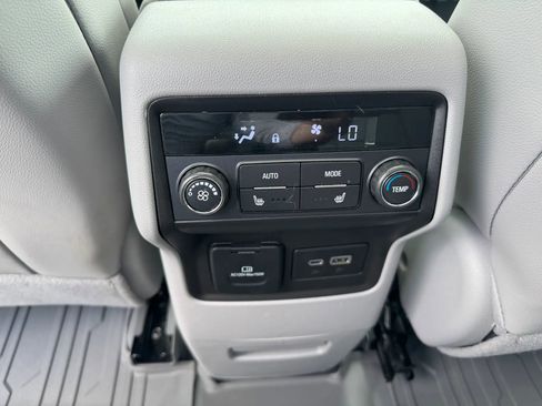 Used 2023 GMC Acadia SLT w/ Preferred Package AWD/4WD image 8