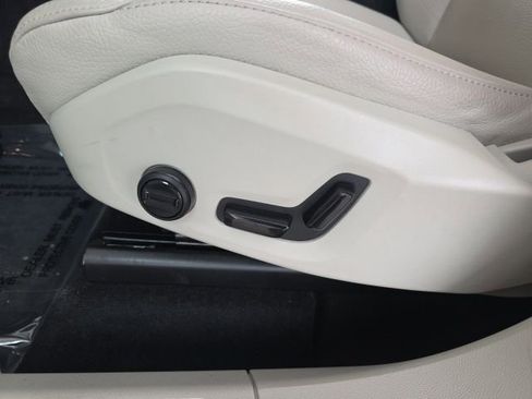 Used 2023 Volvo XC60 B5 Plus image 23