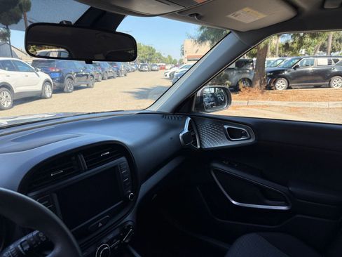 Used 2025 Kia Soul LX w/ LX Technology Package FWD image 31