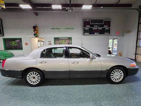 Used 2005 Lincoln Town Car Signature RWD image 5