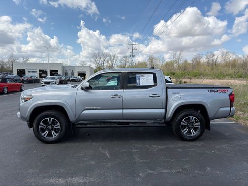 Used 2019 Toyota Tacoma TRD Sport image 3