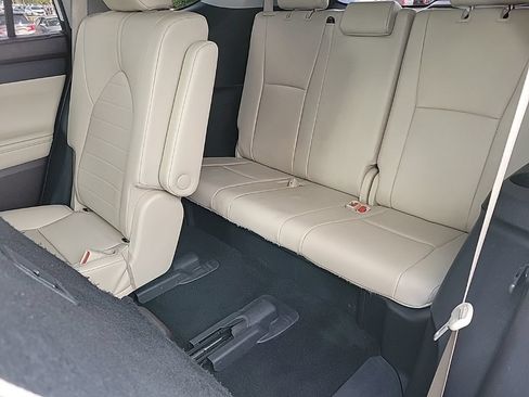 Used 2021 Toyota Highlander XLE AWD/4WD image 13