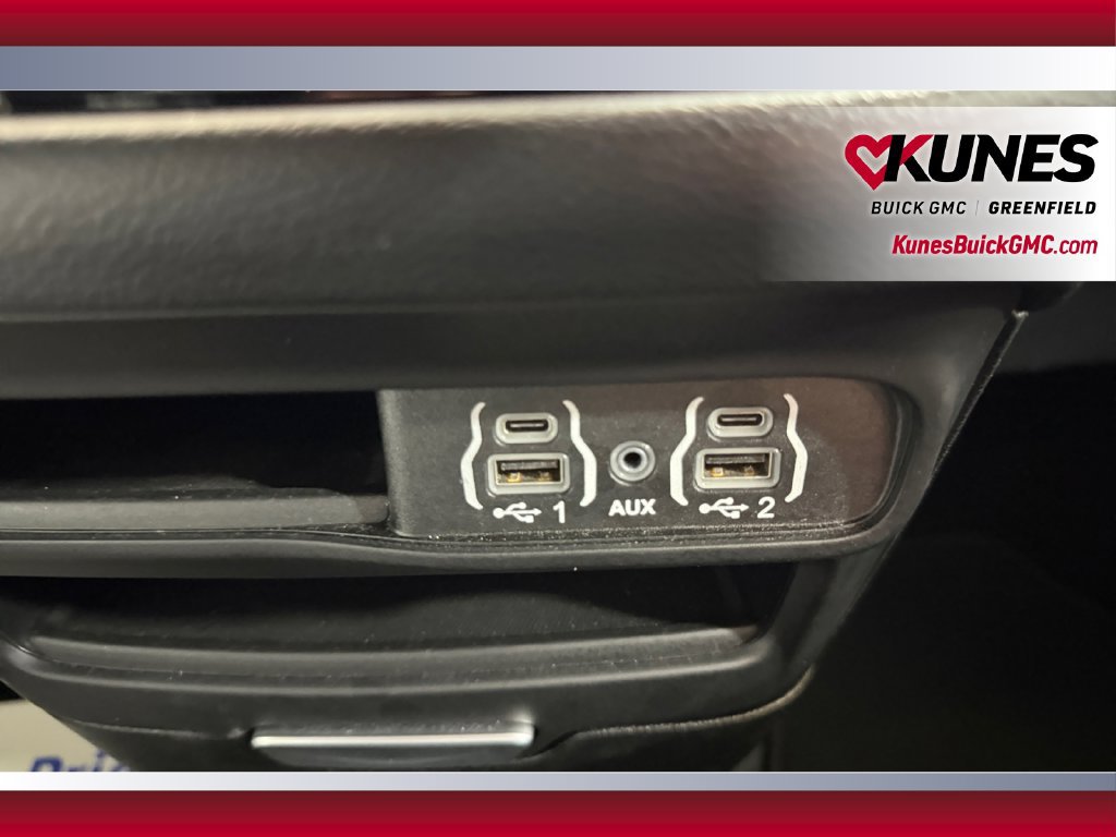 Used 2025 Chrysler Pacifica Select FWD image 32