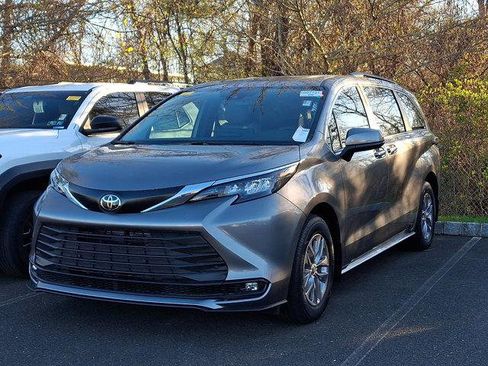 Certified 2026 Toyota Sienna XLE image 5