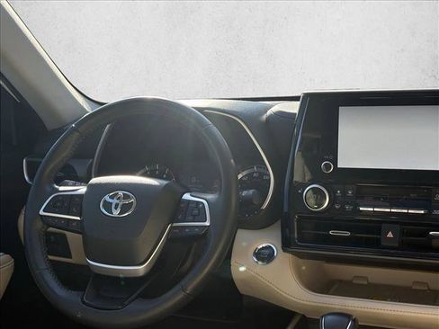 Used 2023 Toyota Highlander XLE image 24