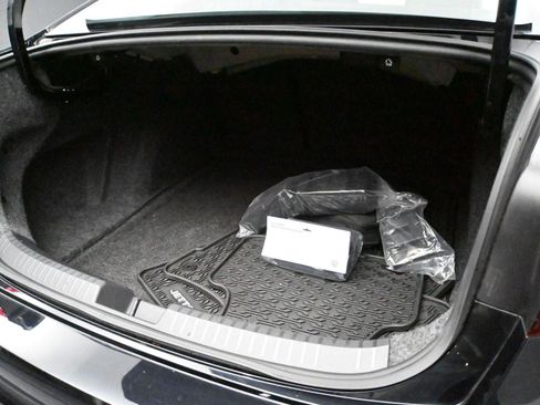 Used 2023 Volkswagen Jetta SE w/ Panoramic Sunroof Package image 11