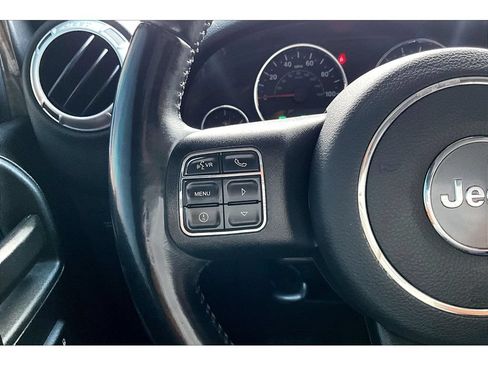 Used 2017 Jeep Wrangler Unlimited Rubicon w/ Connectivity Group AWD/4WD image 11