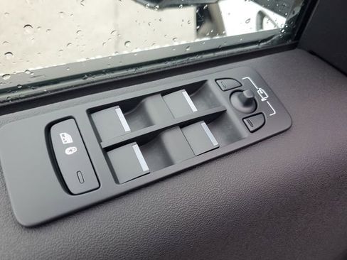 Used 2025 Land Rover Discovery Sport Dynamic SE AWD/4WD image 23