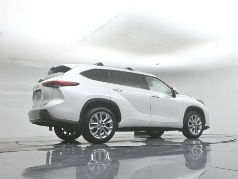 Used 2022 Toyota Highlander Limited FWD image 55