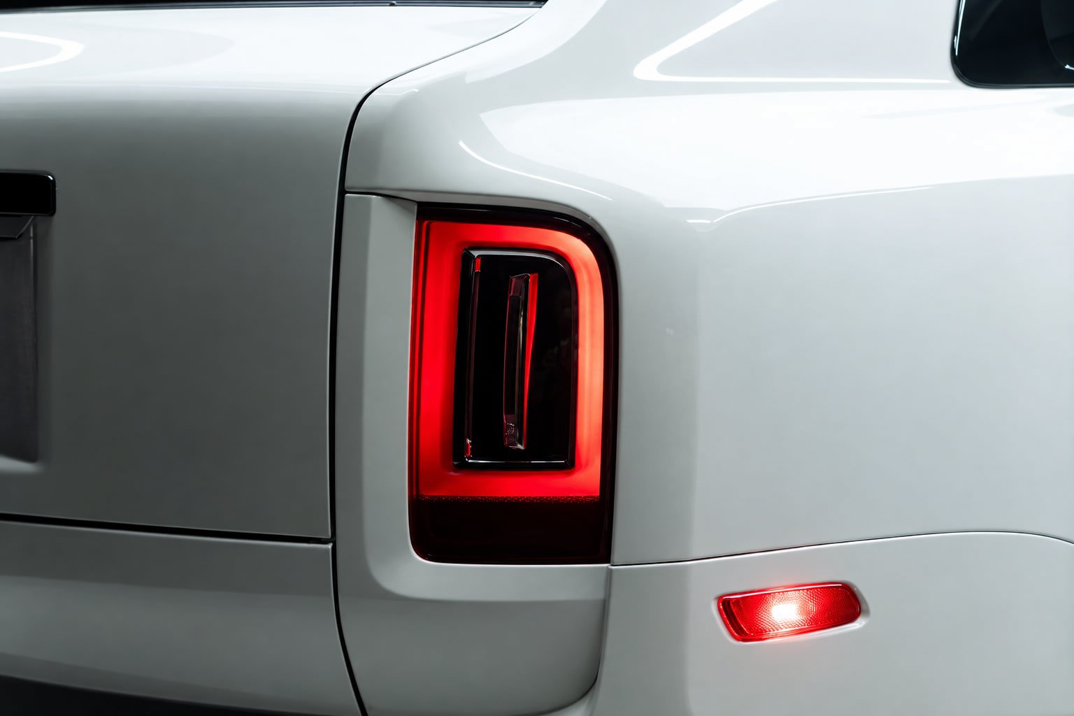 Used 2023 Rolls-Royce Cullinan Black Badge AWD/4WD image 23