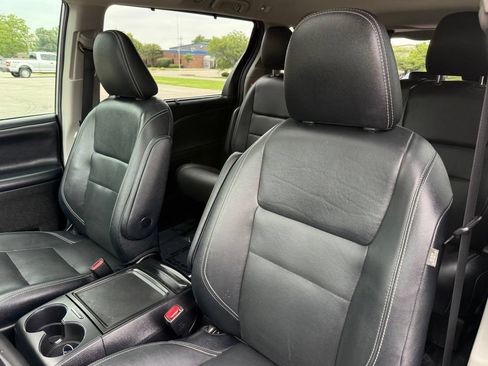 Used 2020 Toyota Sienna SE Premium w/ Nightshade Edition FWD image 11