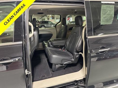 Used 2017 Chrysler Pacifica Touring-L w/ Tire & Wheel Group FWD image 24