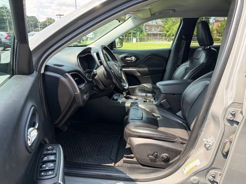 Used 2019 Jeep Cherokee Latitude Plus w/ Cold Weather Group AWD/4WD image 13