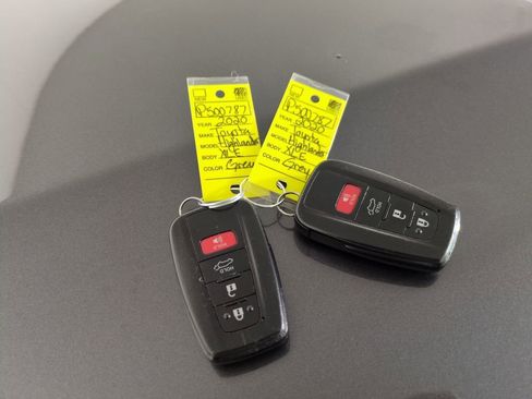 Used 2020 Toyota Highlander XLE image 30