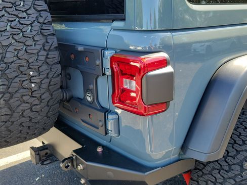 Used 2024 Jeep Wrangler Unlimited Rubicon AWD/4WD image 11