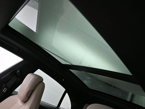 Certified 2025 Porsche Macan Electric image 8