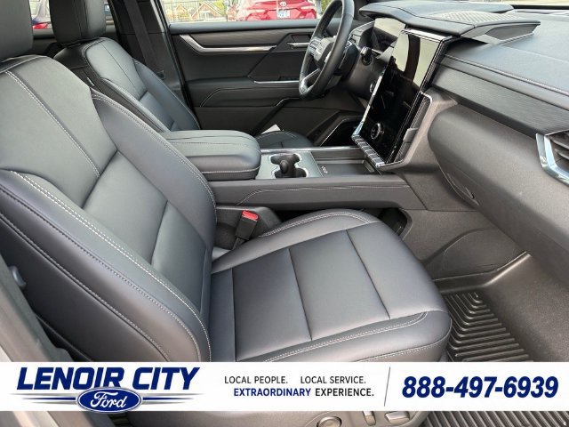 Used 2026 GMC Acadia Elevation w/ Elevation Premium Package FWD image 13