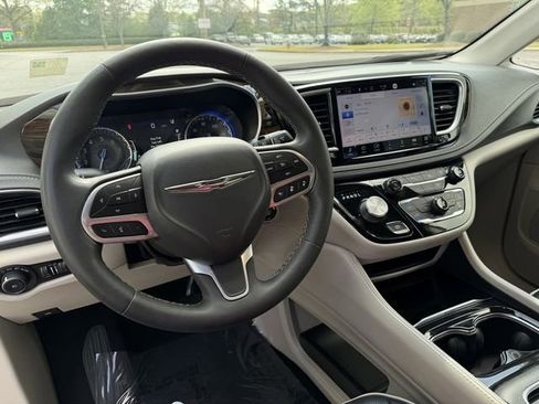 Used 2023 Chrysler Pacifica Limited FWD image 15