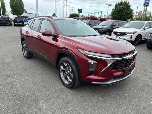 Used 2025 Chevrolet Trax LT w/ Sunroof Package FWD image 7